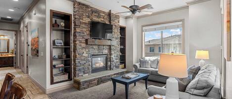 Condo, varias camas, balcón, vista a la montaña (The Overlook) | Área de sala de estar