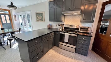 Mikrovågsugn, ugn, spishäll och diskmaskin