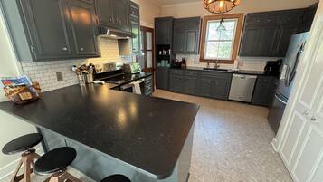 Mikrovågsugn, ugn, spishäll och diskmaskin