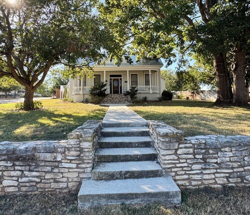 Historic Charm Meets Hill Country Fun
1898 Home in Downtown FB. Spa & Game Room!