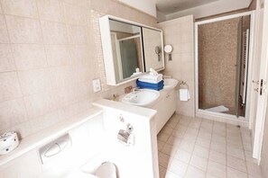 淋浴设施、毛巾