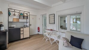 Una cocina moderna con comedor, sofá y ventana.