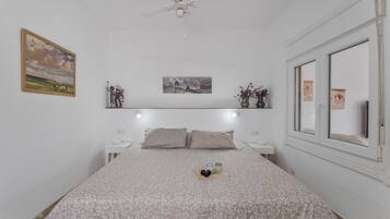 1 slaapkamer, een strijkplank/strijkijzer, wifi, beddengoed