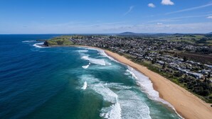 Beach - Chrissy Home ~ The naturally charming coastal utopia! (Werri Beach)