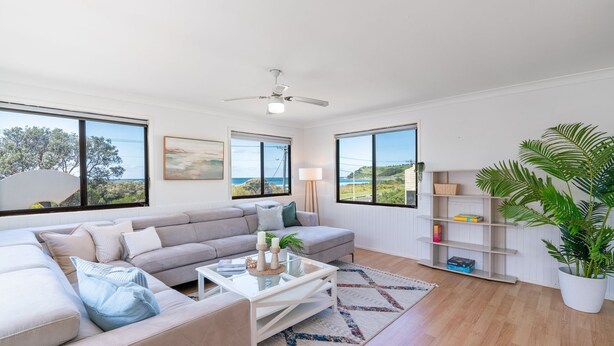 Living area - Chrissy Home ~ The naturally charming coastal utopia! (Werri Beach)