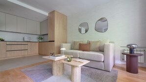 Una sala de estar moderna con sofá, mesa de centro y una mesita auxiliar.
