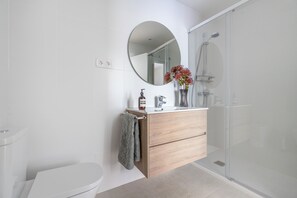 Douche, sèche-cheveux, serviettes fournies