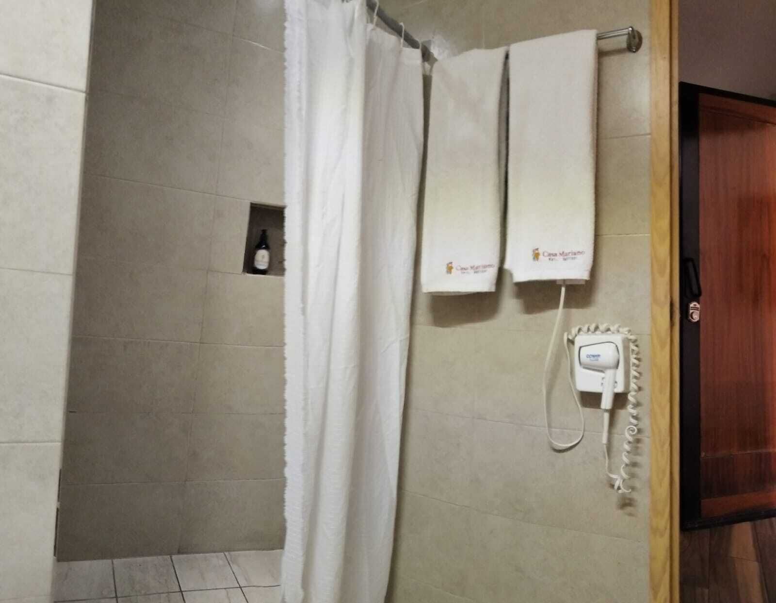 Douche à « effet pluie », sèche-cheveux, serviettes fournies, savon