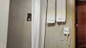 Douche à « effet pluie », sèche-cheveux, serviettes fournies, savon