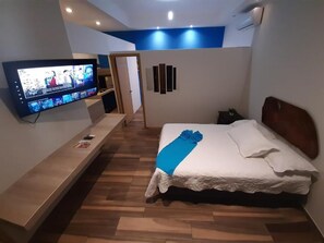 Busa memori, isi minibar gratis, brankas, dan didekorasi berbeda-beda