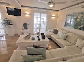 Lobby lounge