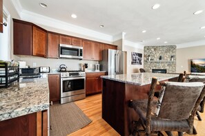 Réfrigérateur, four à micro-ondes, un four, surface de cuisson