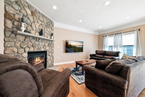 Téléviseur connecté, foyer, table de ping-pong, livres