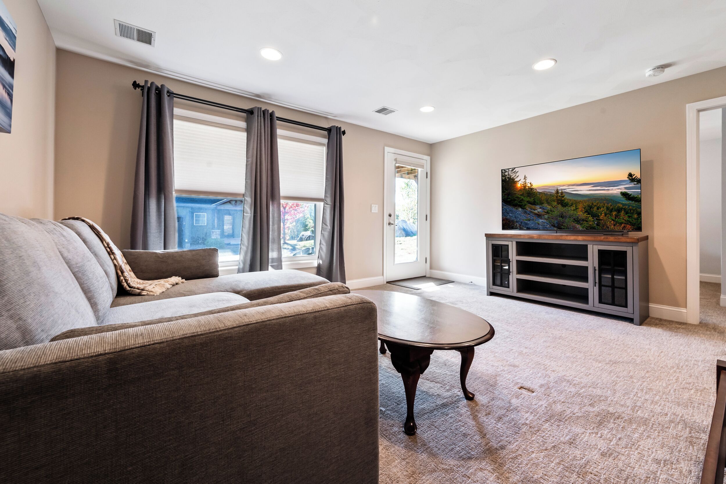 Smart TV, fireplace, ping pong, books