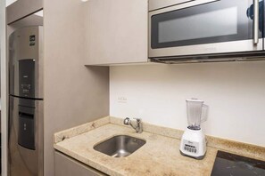 Mikrowelle, Herdplatte, Wasserkocher mit Kaffee-/Teezubehör