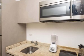 Micro-ondes, plaque de cuisson, cafetière/bouilloire, blender