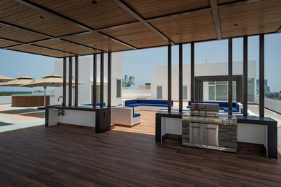 Modern Apartment Pool, BBQ, and Prime Location