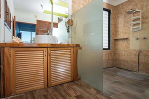 Dusche, Haartrockner, Shampoo