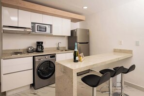 Refrigerador, microondas, placa de cocina, cafetera/tetera