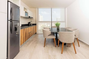 Geladeira, micro-ondas, cooktop, cafeteira/chaleira