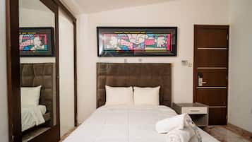 Desk, iron/ironing board, WiFi, bed sheets