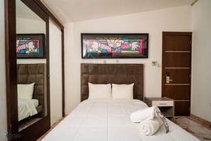 Desk, iron/ironing board, WiFi, bed sheets