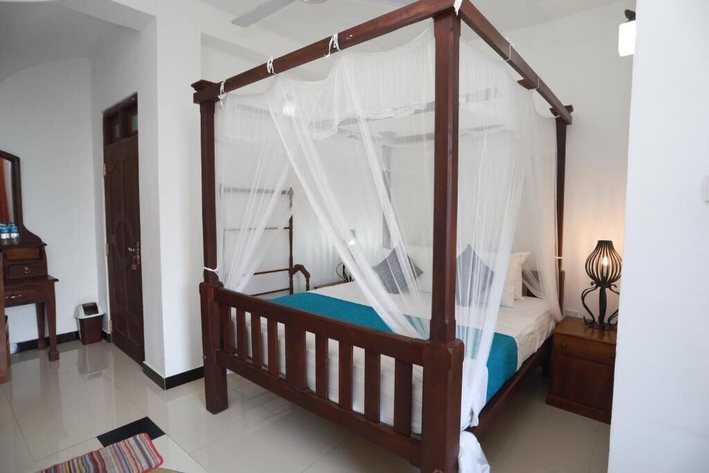 Quarto casal luxo | Cofres nos quartos, escrivaninha, ferros/tábuas de passar roupa