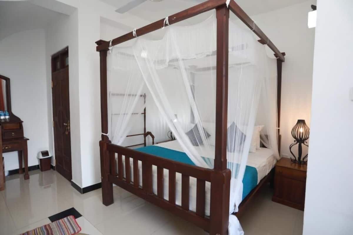 Quarto casal luxo | Cofres nos quartos, escrivaninha, ferros/tábuas de passar roupa