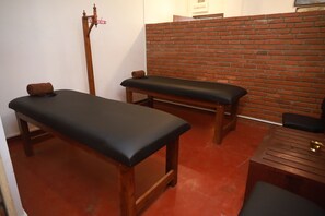 Couples treatment room(s), sauna, hot tub, steam room, body treatments
