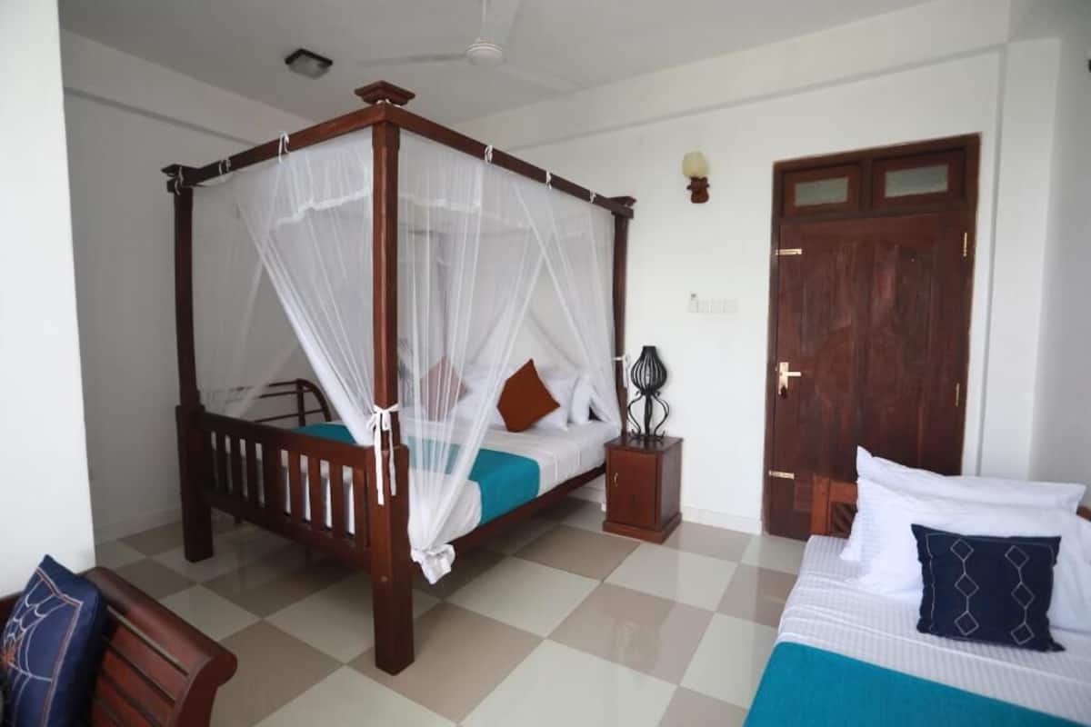 Quarto triplo, sacada, vista para a montanha | Cofres nos quartos, escrivaninha, ferros/tábuas de passar roupa