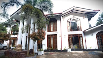 Vista frontal de la propiedad