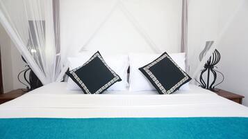 Habitación doble Deluxe, balcón, vista a la montaña | Caja de seguridad en la habitación y escritorio