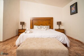 1 dormitorio, escritorio, tabla de planchar con plancha y wifi