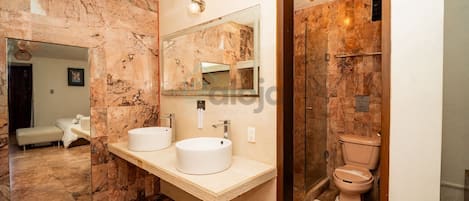 Dusj, hårføner og håndklær