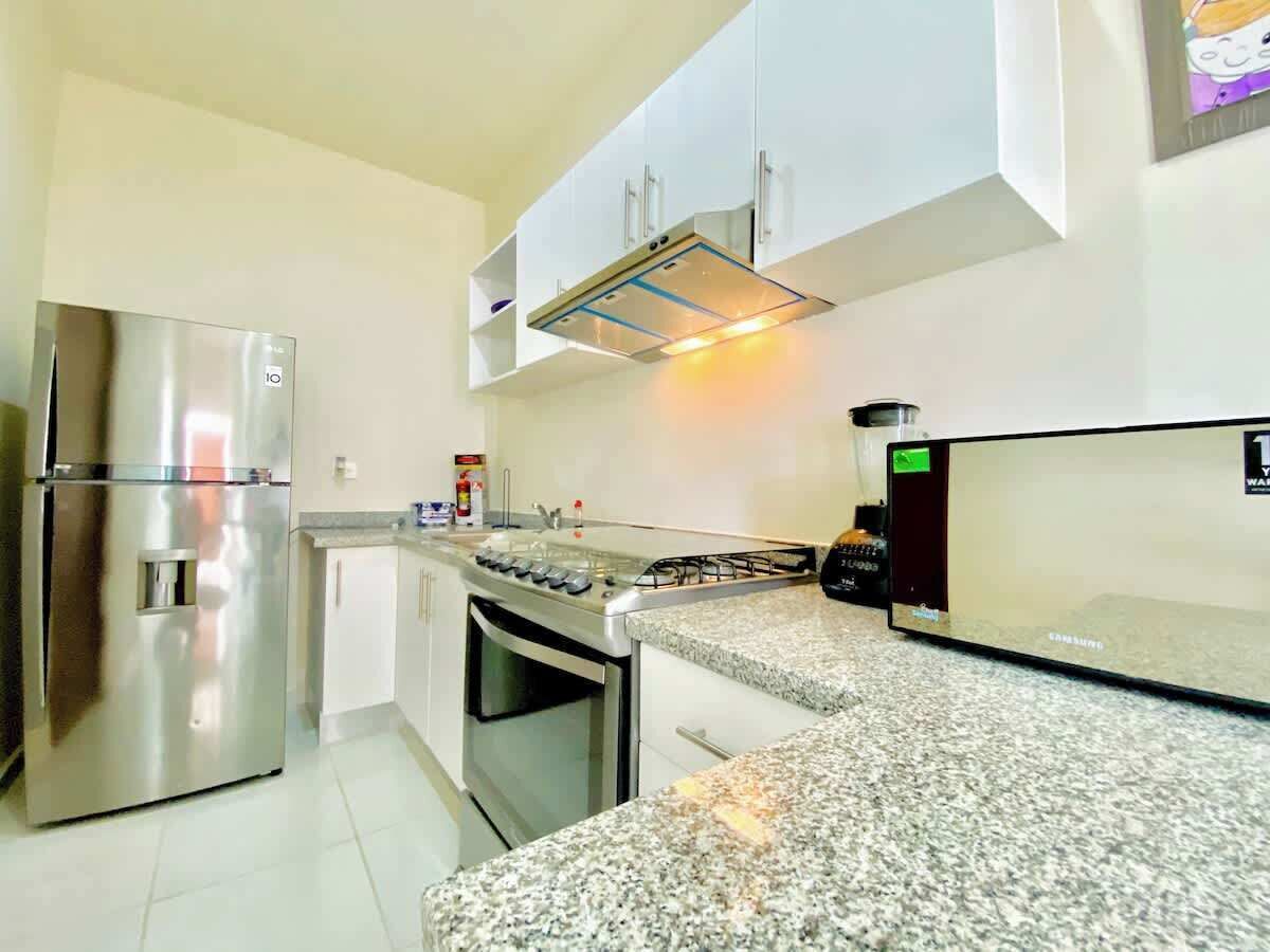 Mikrowelle, Ofen, Herdplatte, Wasserkocher mit Kaffee-/Teezubehör