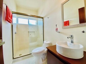 Douche, sèche-cheveux, shampoing