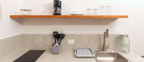 Fridge, stovetop, coffee/tea maker