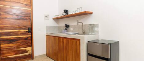 Fridge, stovetop, coffee/tea maker