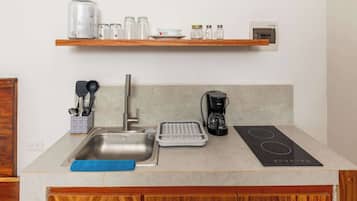 Een koelkast, een kookplaat, een koffiezetapparaat/waterkoker