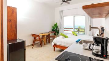 Tabla de planchar con plancha, wifi y ropa de cama