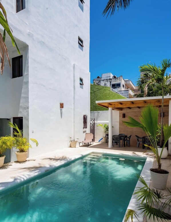 Pool - Strategically located suite with desk (Cancún)