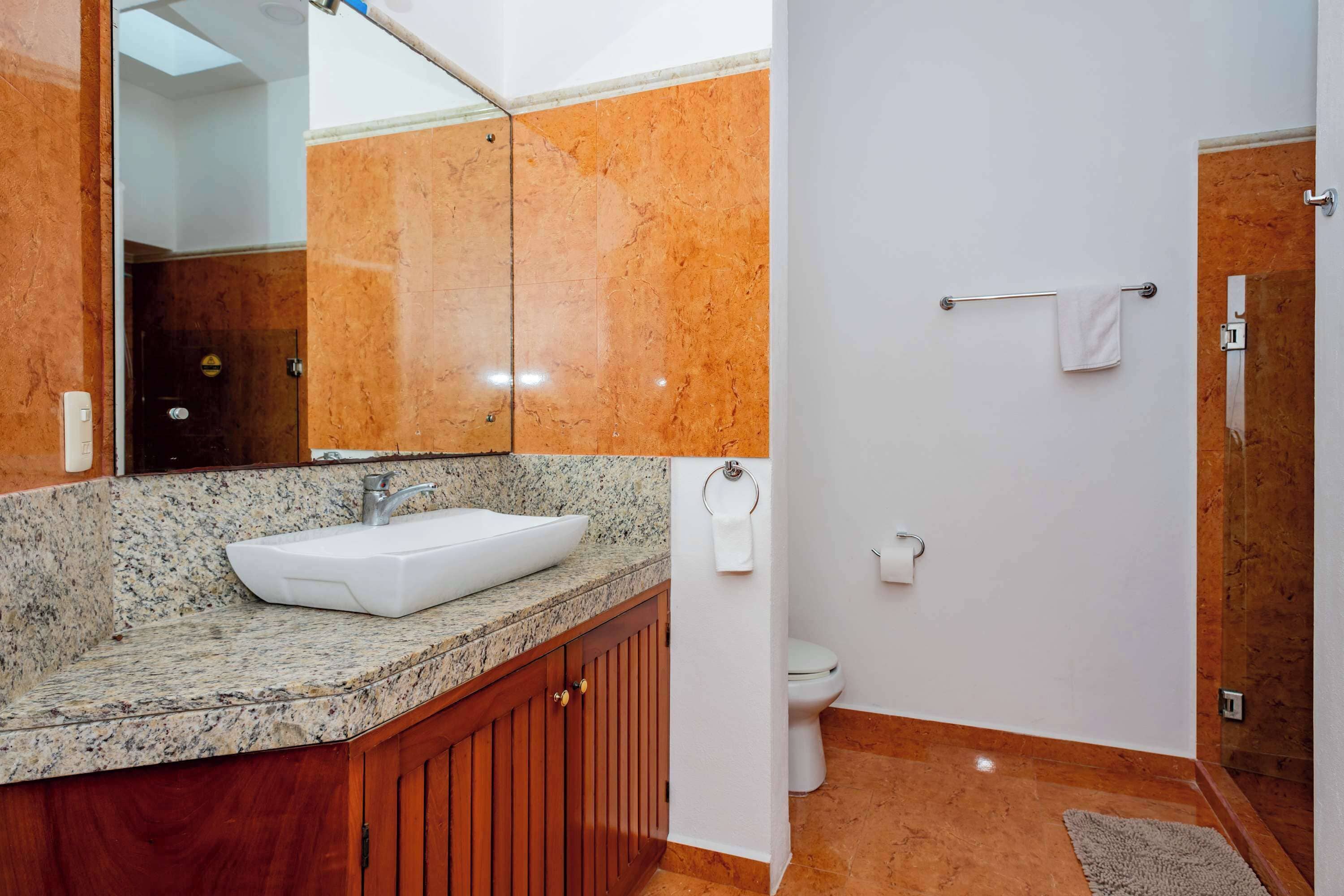 Douche, sèche-cheveux, serviettes fournies