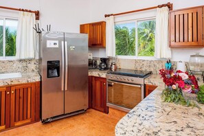 ثلاجة، ميكروويف، فرن، موقد طهي مسطح