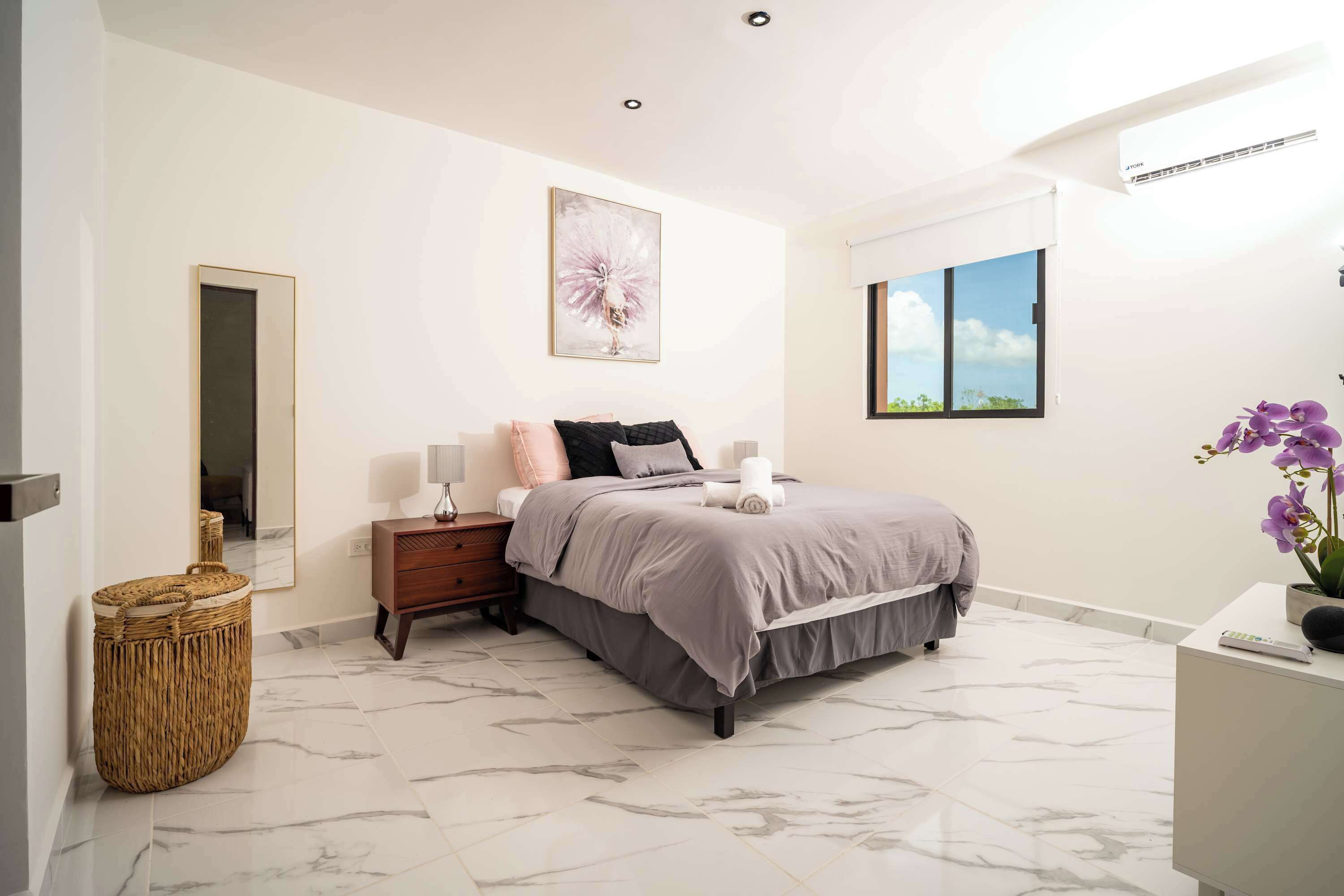 2 habitaciones, tabla de planchar con plancha, wifi y ropa de cama 