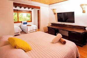 4 bedrooms, iron/ironing board, WiFi, bed sheets