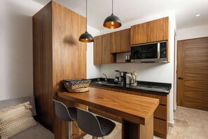 Kühlschrank, Mikrowelle, Herdplatte, Wasserkocher mit Kaffee-/Teezubehör