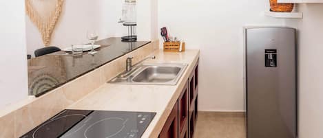 ثلاجة، موقد طهي مسطح، ماكينة لصنع القهوة/الشاي