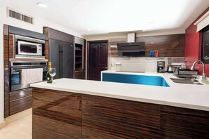 Geladeira, micro-ondas, fogão, cooktop