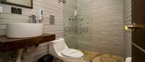 Dusj, hårføner og håndklær