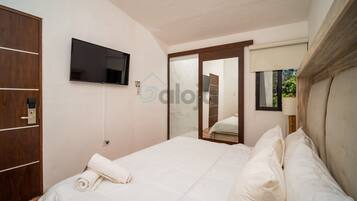 Desk, iron/ironing board, WiFi, bed sheets